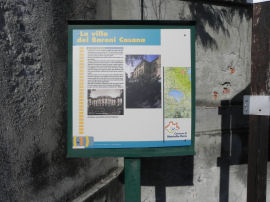 Cartello di Villa Casana a Montalto Dora, edificio adibito oggi a monastero di clausura (31640 bytes)